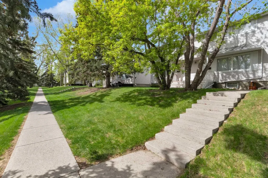 524 Killarney Glen Court SW Calgary AB T3E 7H4