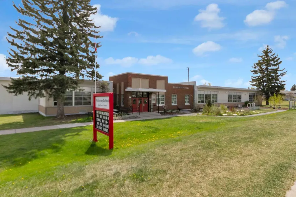 524 Killarney Glen Court SW Calgary AB T3E 7H4