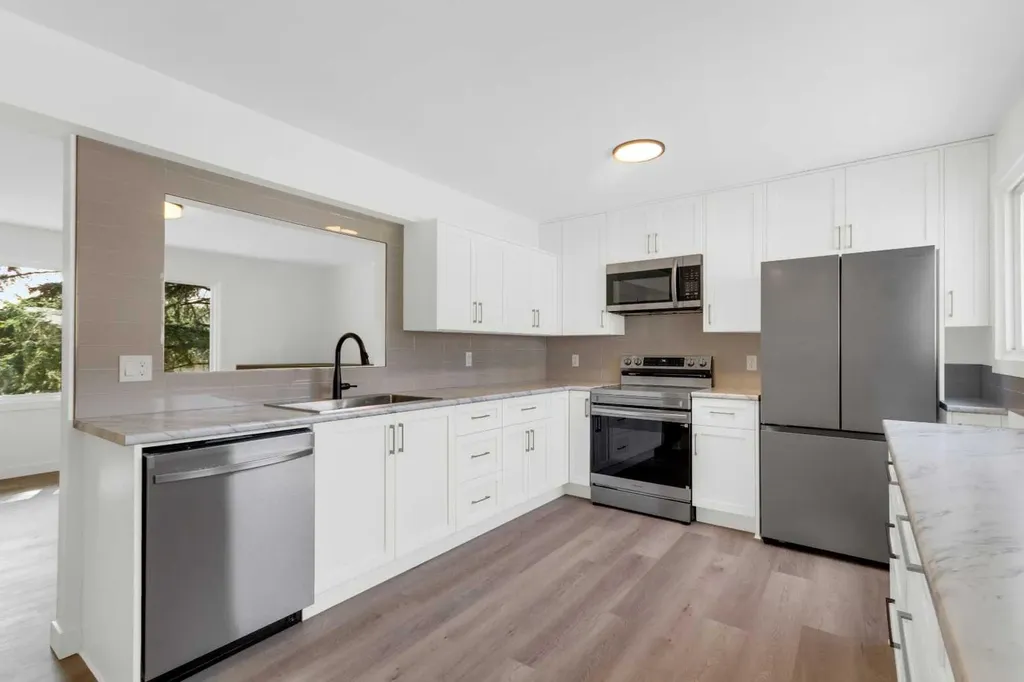 524 Killarney Glen Court SW Calgary AB T3E 7H4