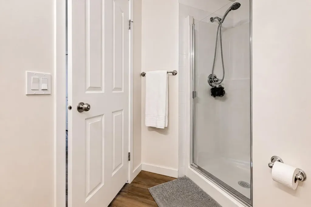 1053 10 Street SW Calgary AB T2R 1S6