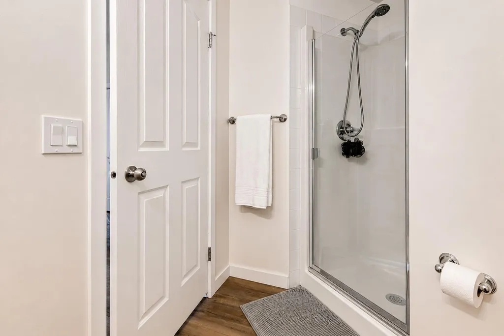 1053 10 Street SW Calgary AB T2R 1S6