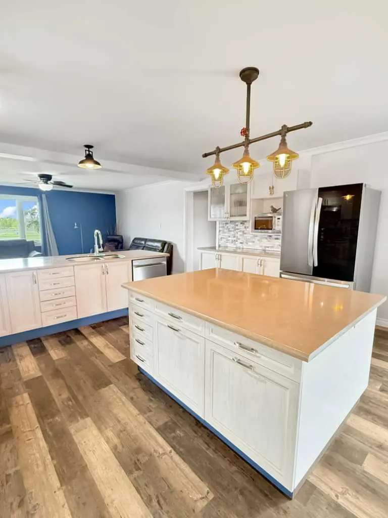 5302 50 Avenue Mayerthorpe AB T0E 1N0