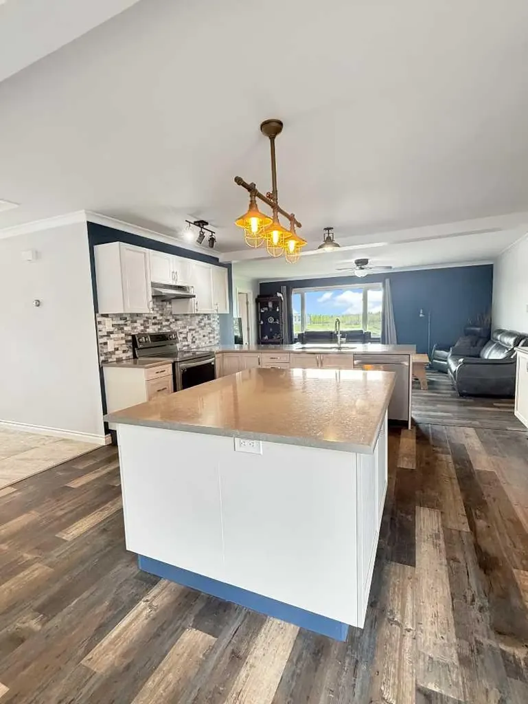 5302 50 Avenue Mayerthorpe AB T0E 1N0