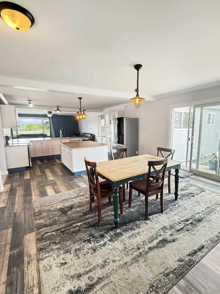 5302 50 Avenue Mayerthorpe AB T0E 1N0