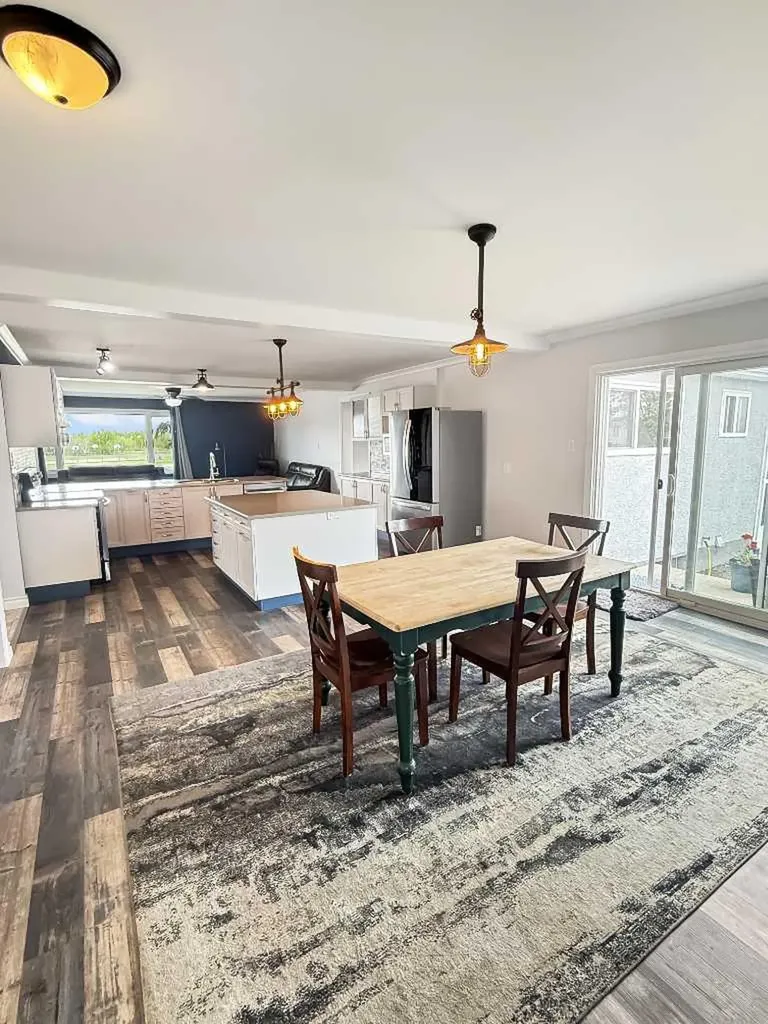 5302 50 Avenue Mayerthorpe AB T0E 1N0