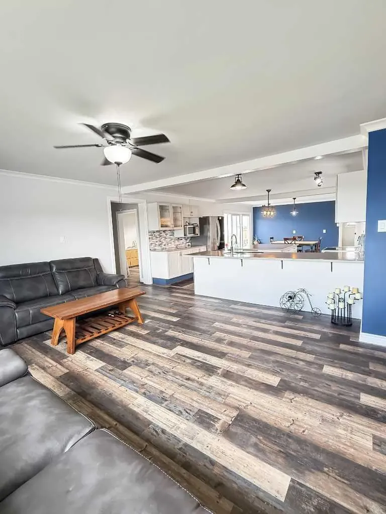 5302 50 Avenue Mayerthorpe AB T0E 1N0