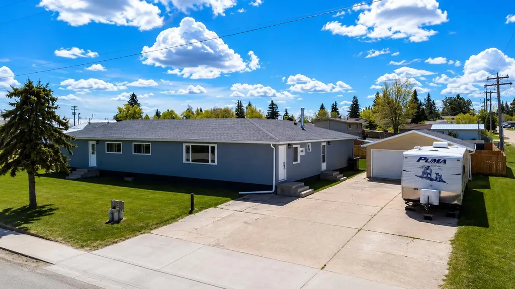 5302 50 Avenue Mayerthorpe AB T0E 1N0