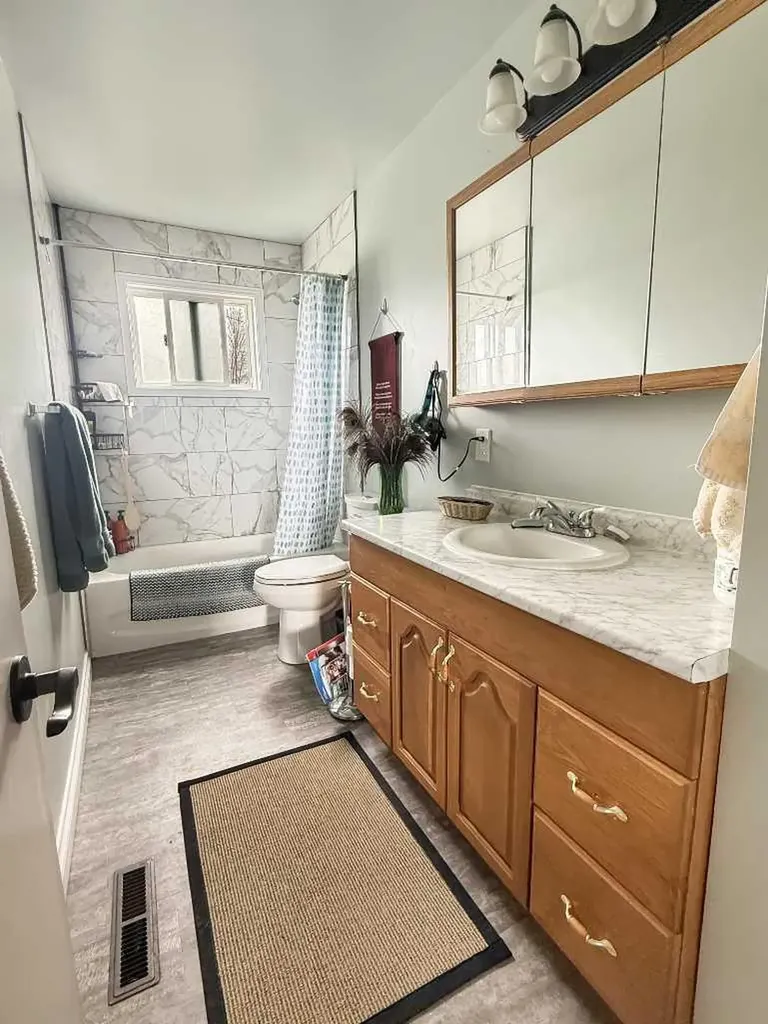 5302 50 Avenue Mayerthorpe AB T0E 1N0