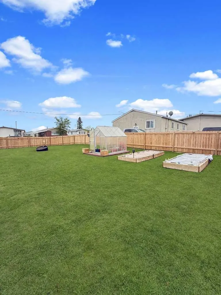 5302 50 Avenue Mayerthorpe AB T0E 1N0
