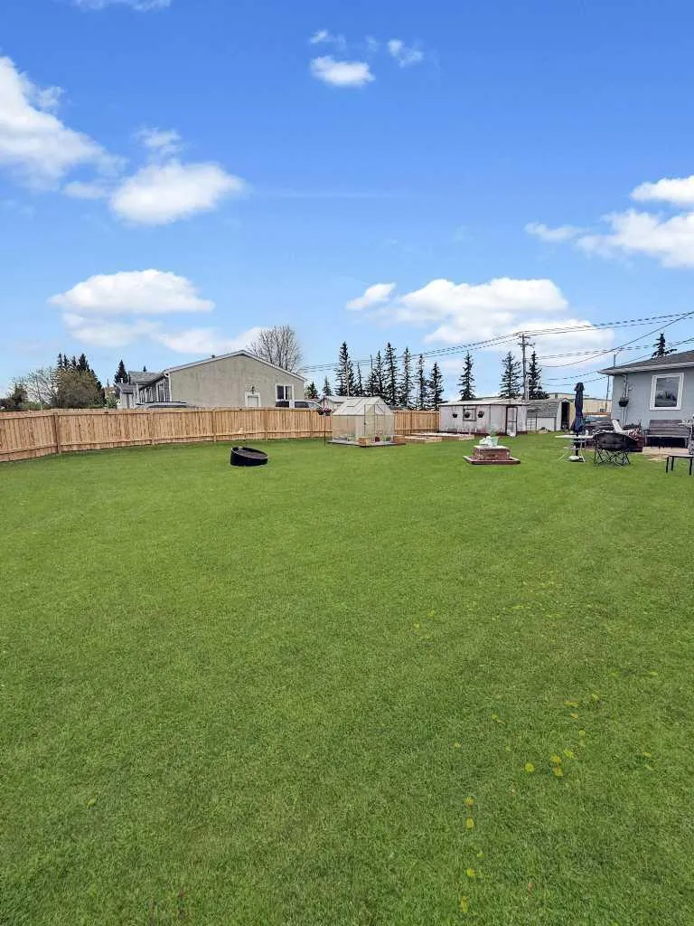 5302 50 Avenue Mayerthorpe AB T0E 1N0
