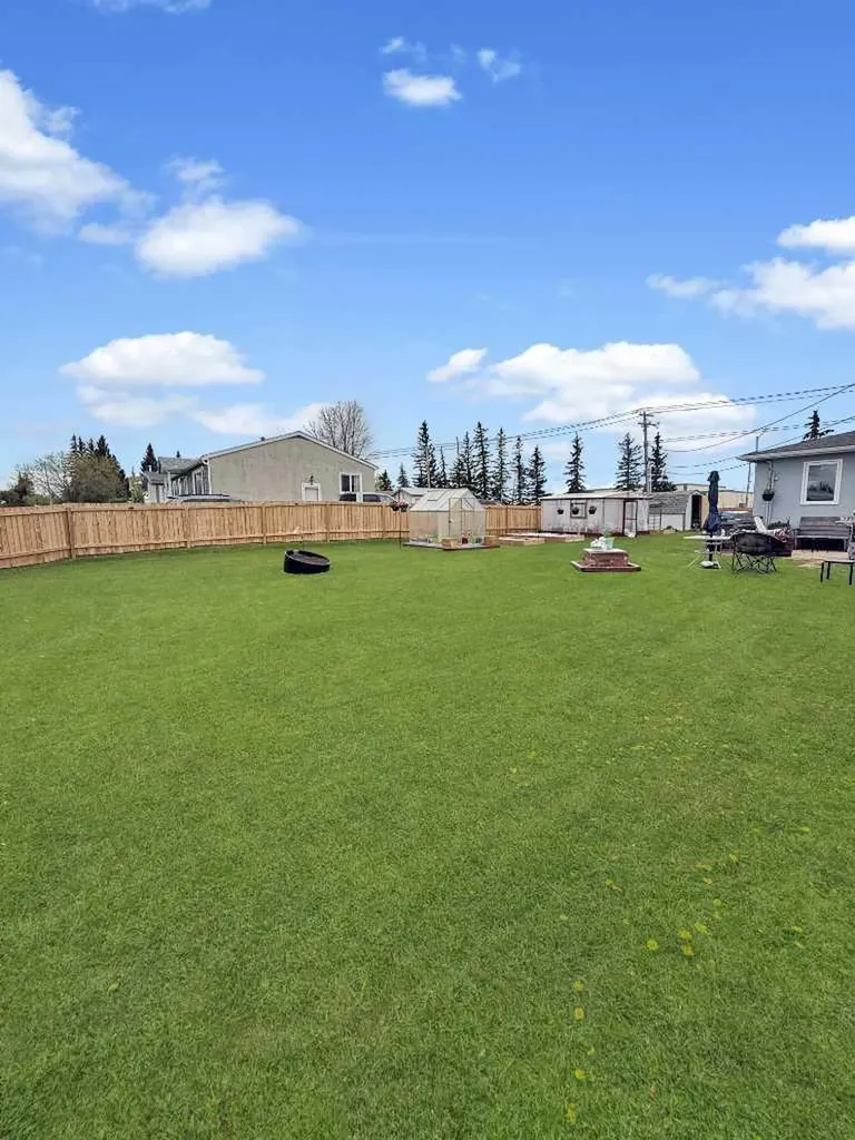 5302 50 Avenue Mayerthorpe AB T0E 1N0