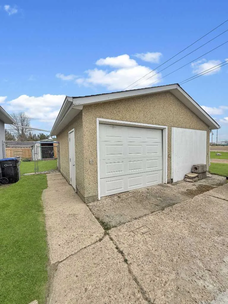 5302 50 Avenue Mayerthorpe AB T0E 1N0