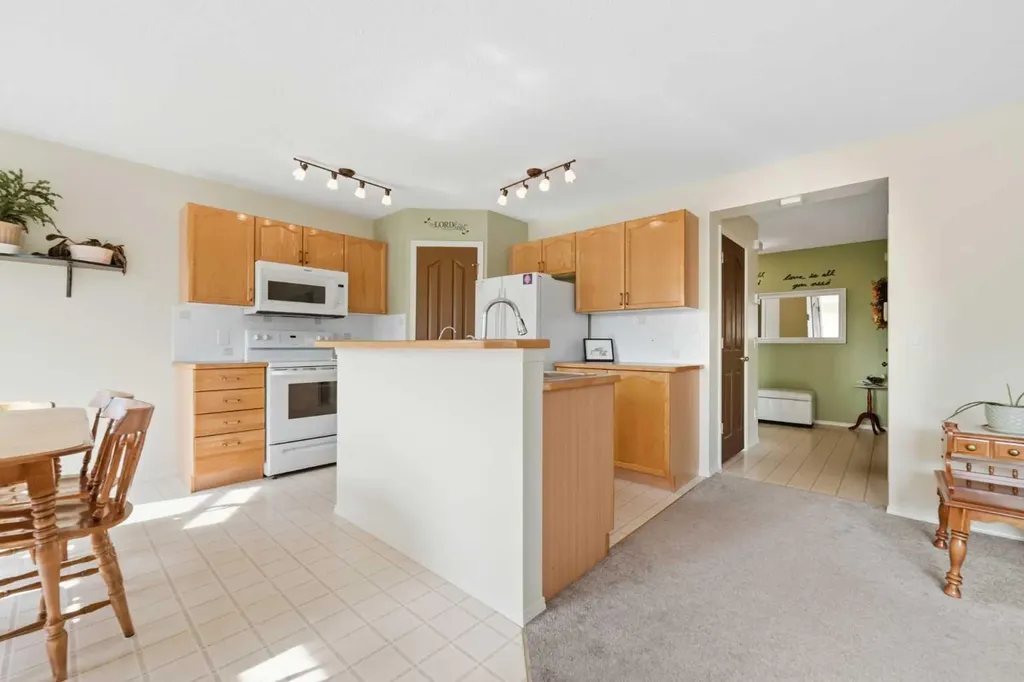 46 Somerside Place SW Calgary AB T2Y 3V3