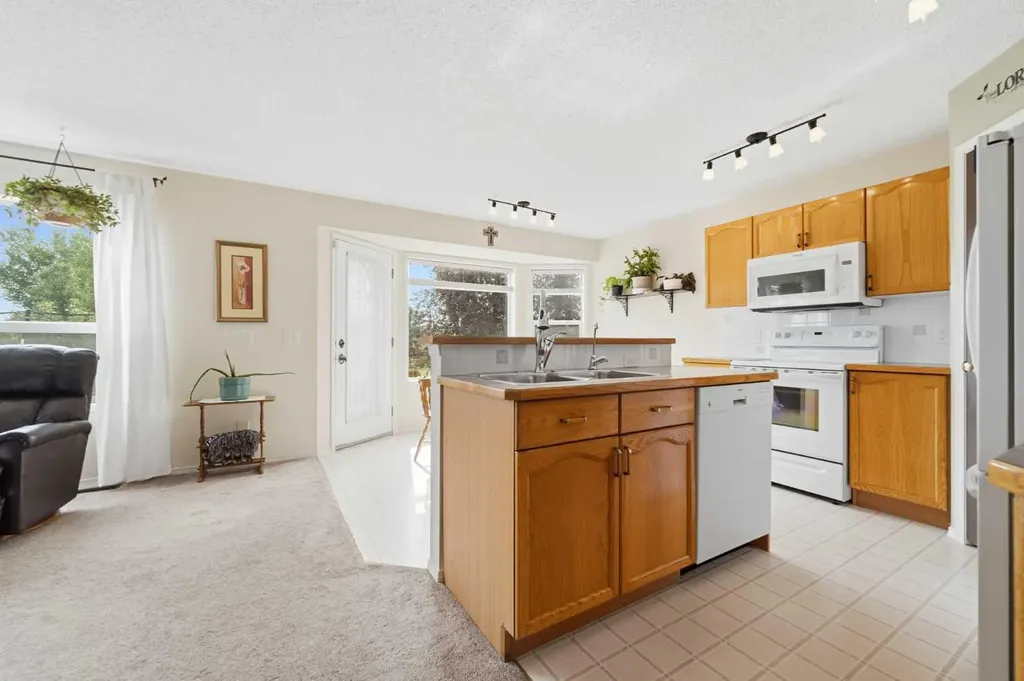 46 Somerside Place SW Calgary AB T2Y 3V3