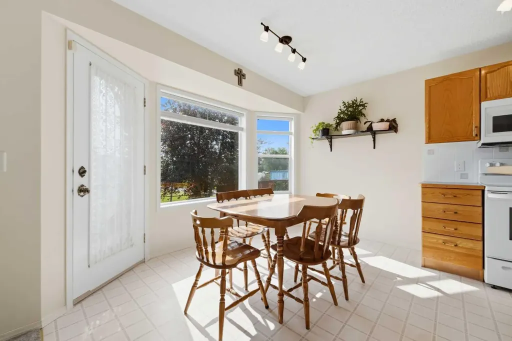 46 Somerside Place SW Calgary AB T2Y 3V3