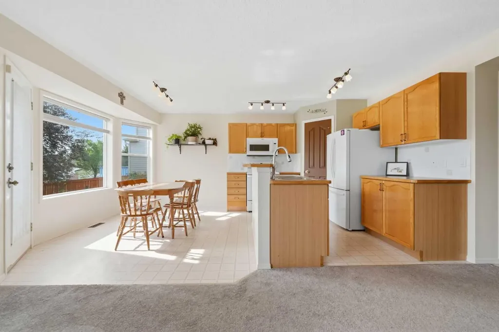 46 Somerside Place SW Calgary AB T2Y 3V3
