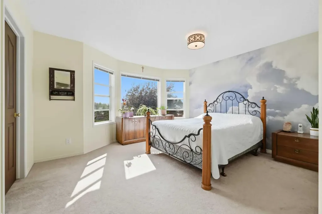 46 Somerside Place SW Calgary AB T2Y 3V3