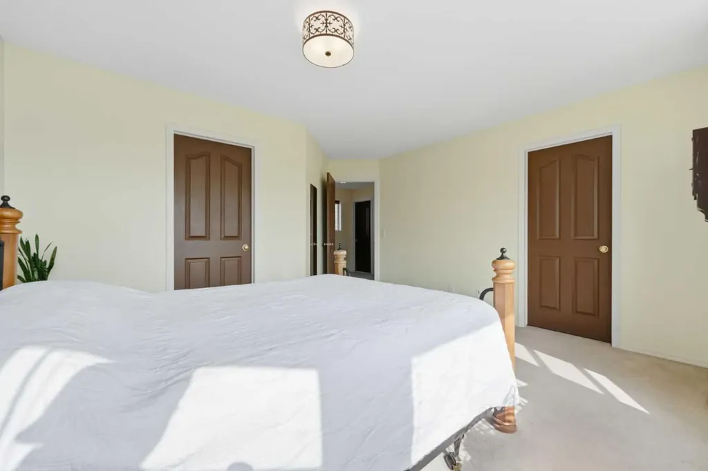 46 Somerside Place SW Calgary AB T2Y 3V3