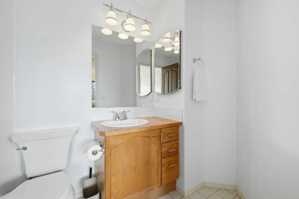 46 Somerside Place SW Calgary AB T2Y 3V3
