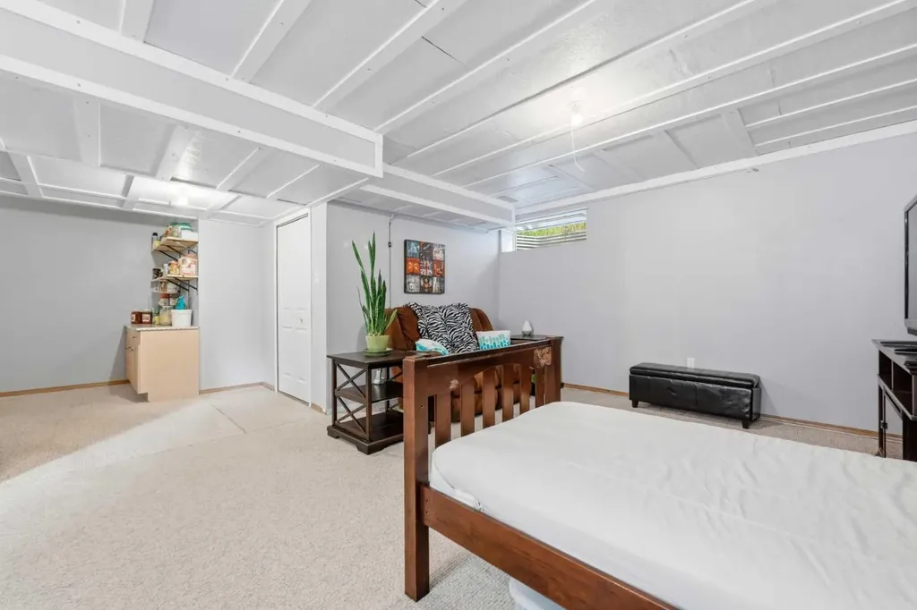 46 Somerside Place SW Calgary AB T2Y 3V3