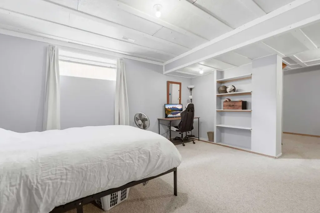 46 Somerside Place SW Calgary AB T2Y 3V3