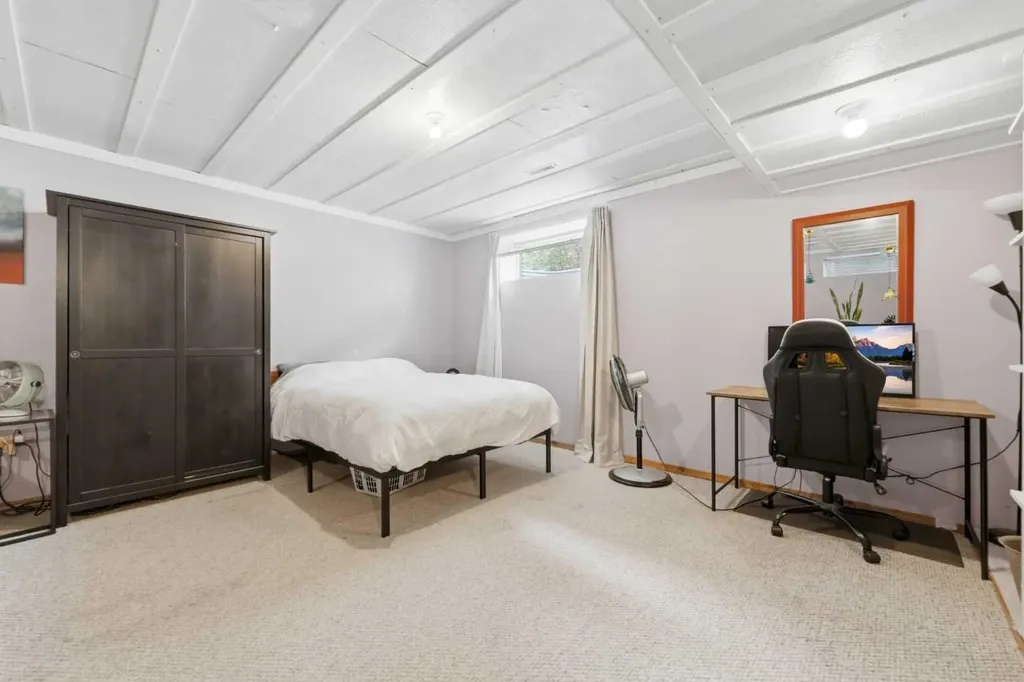 46 Somerside Place SW Calgary AB T2Y 3V3