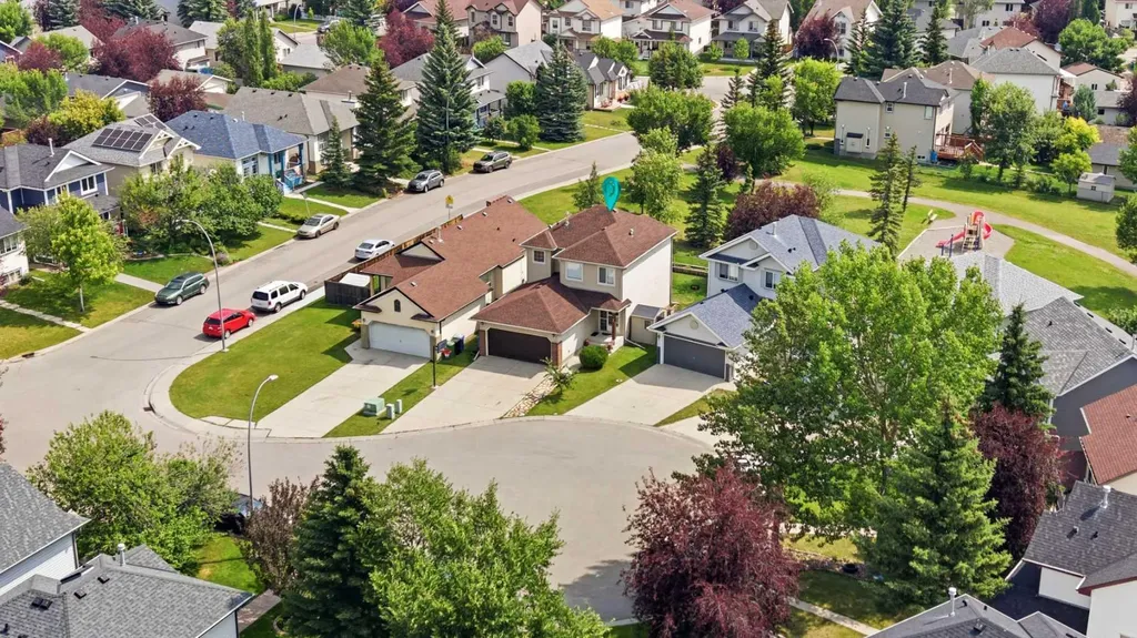 46 Somerside Place SW Calgary AB T2Y 3V3