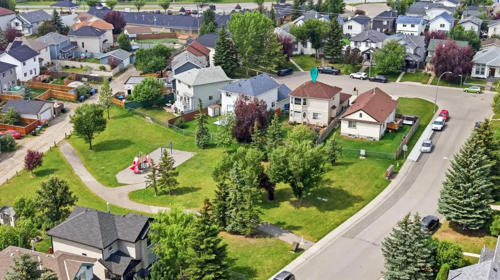 46 Somerside Place SW Calgary AB T2Y 3V3