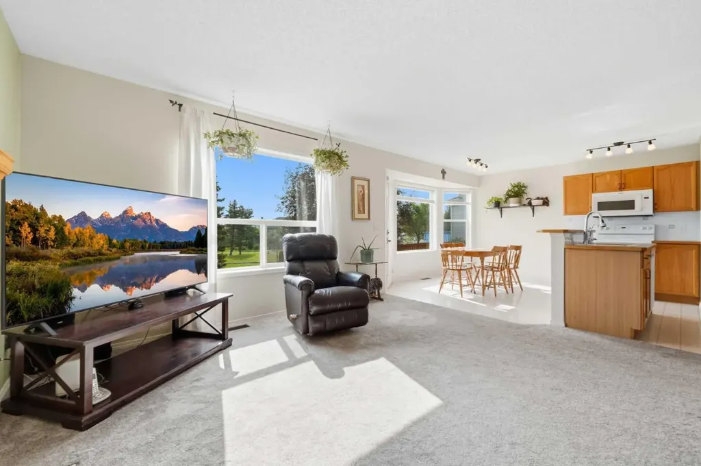 46 Somerside Place SW Calgary AB T2Y 3V3