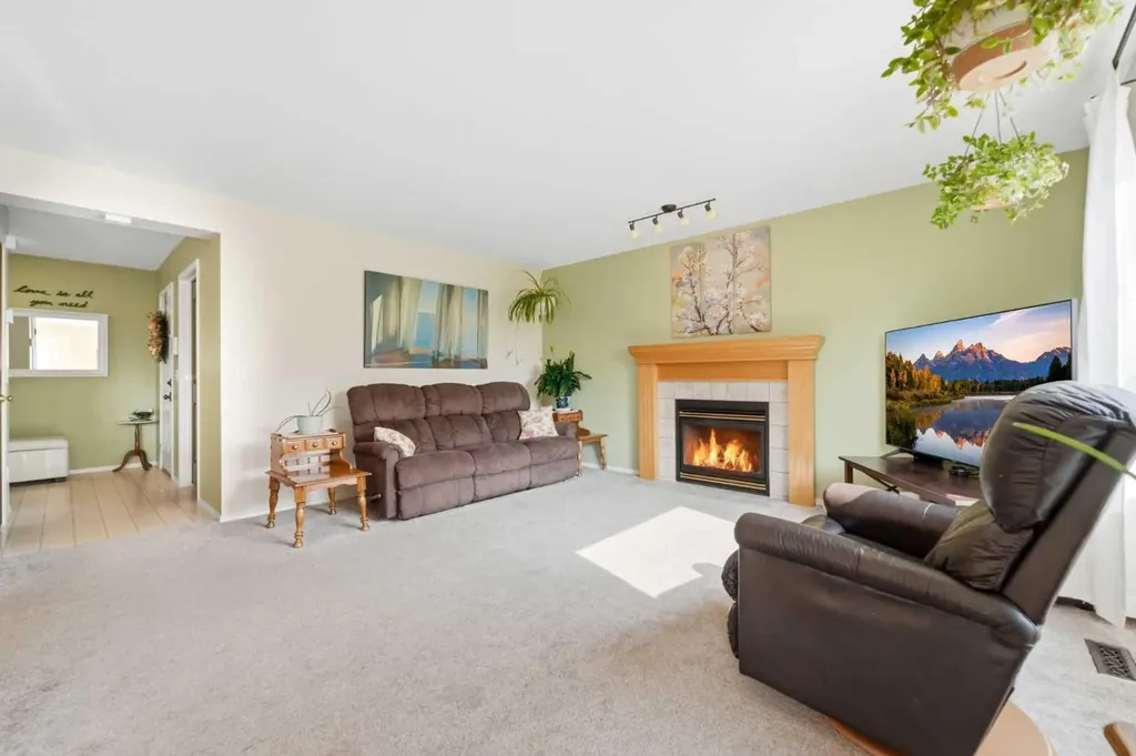 46 Somerside Place SW Calgary AB T2Y 3V3