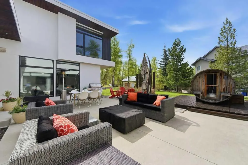 305 Jarvis Glen Court Jarvis Bay AB T4S 1R8