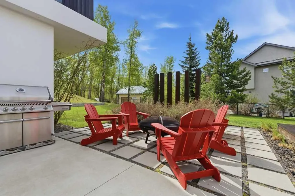 305 Jarvis Glen Court Jarvis Bay AB T4S 1R8