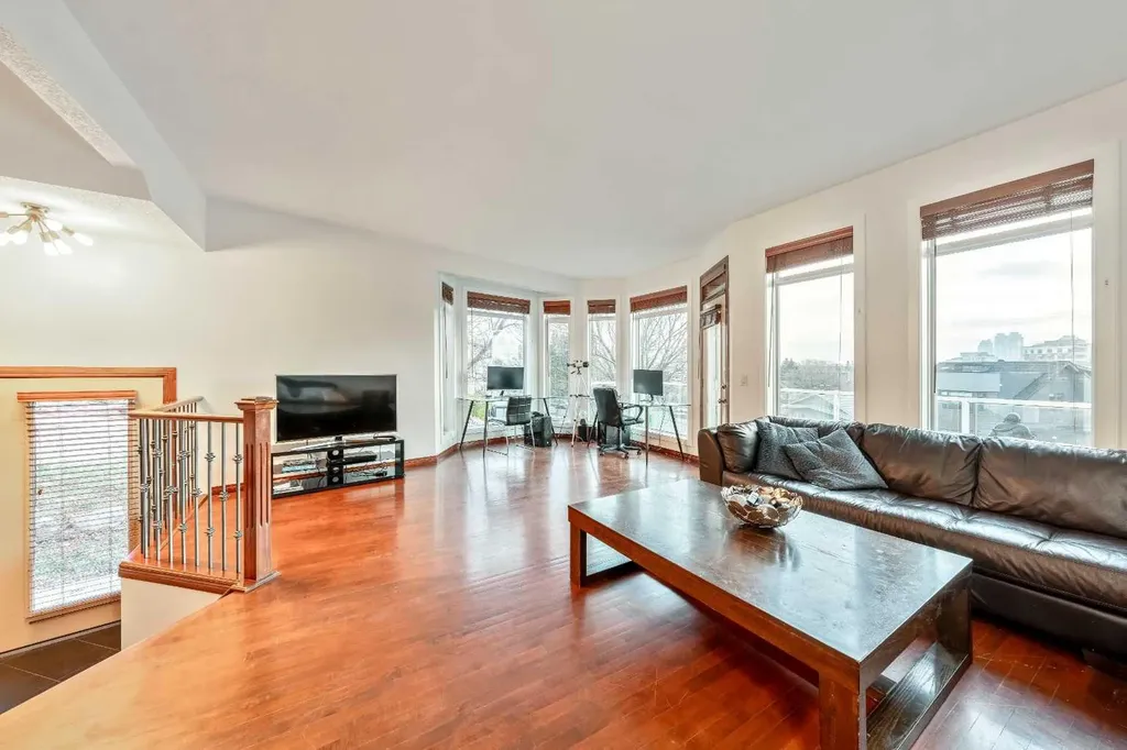 212 12a Street NE Calgary AB T2E 4R7