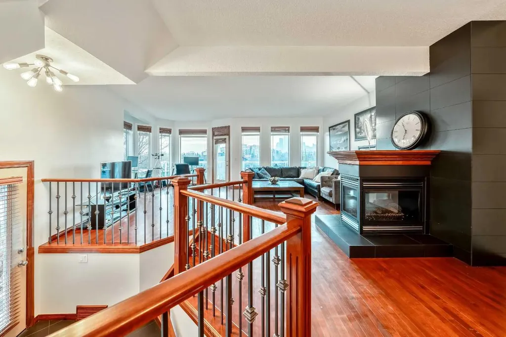 212 12a Street NE Calgary AB T2E 4R7