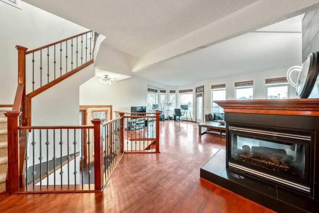 212 12a Street NE Calgary AB T2E 4R7