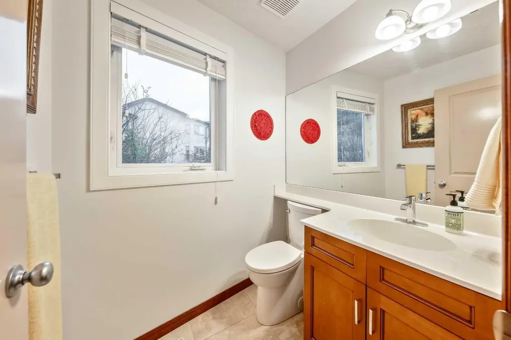 212 12a Street NE Calgary AB T2E 4R7