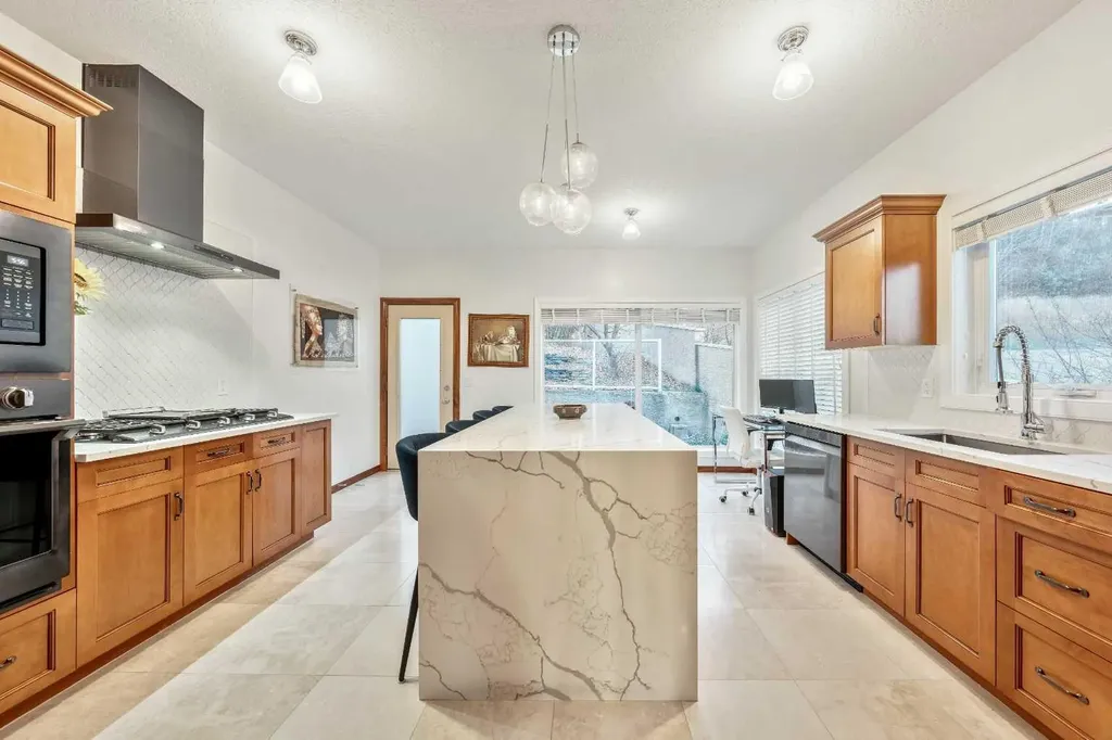 212 12a Street NE Calgary AB T2E 4R7