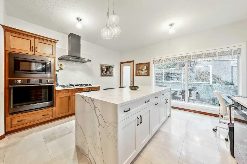212 12a Street NE Calgary AB T2E 4R7