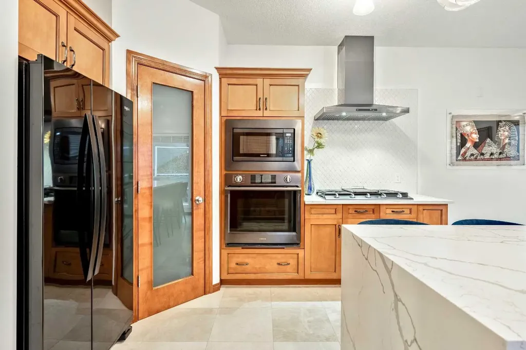 212 12a Street NE Calgary AB T2E 4R7
