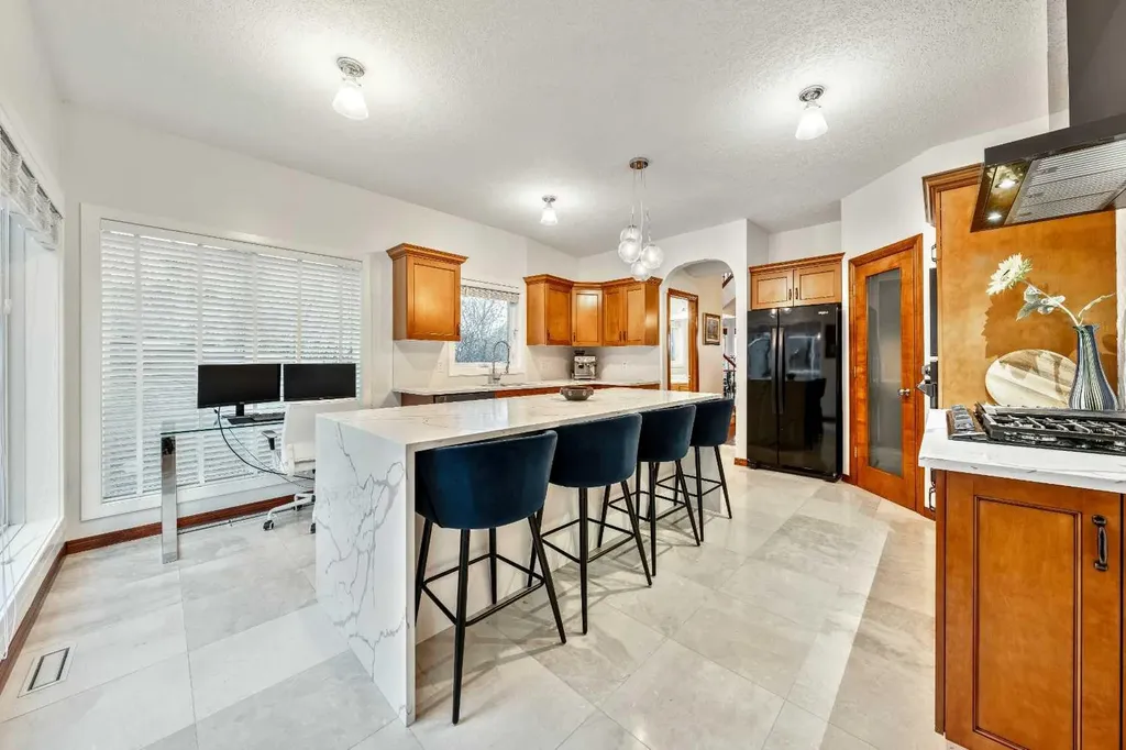 212 12a Street NE Calgary AB T2E 4R7