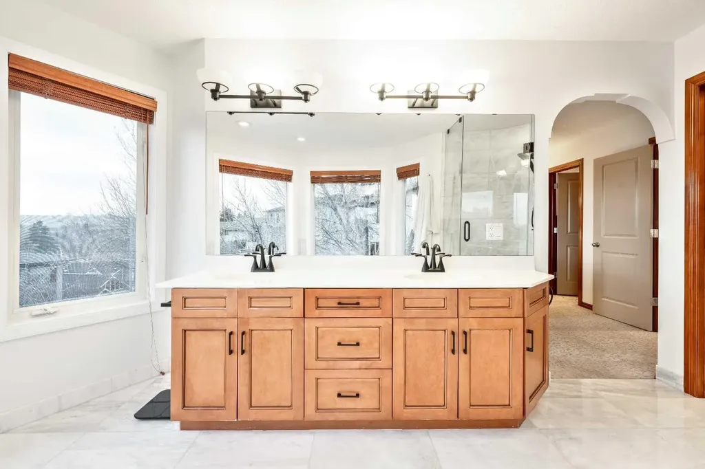 212 12a Street NE Calgary AB T2E 4R7