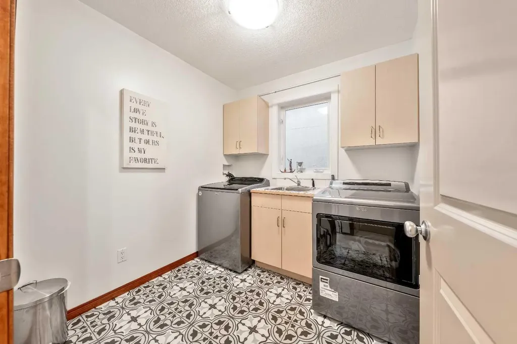 212 12a Street NE Calgary AB T2E 4R7