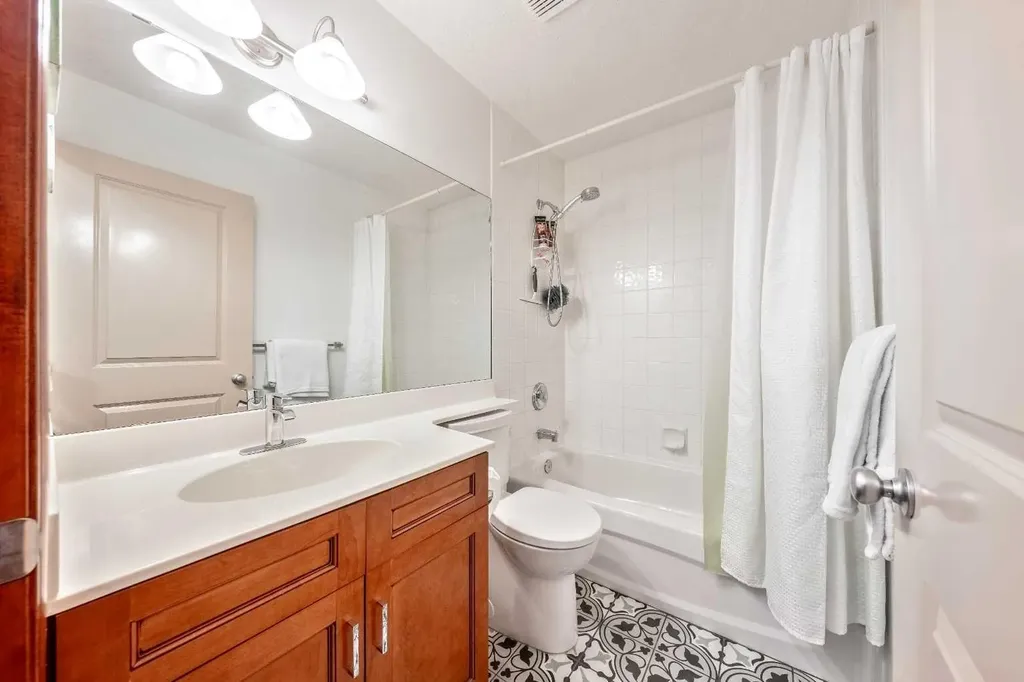 212 12a Street NE Calgary AB T2E 4R7