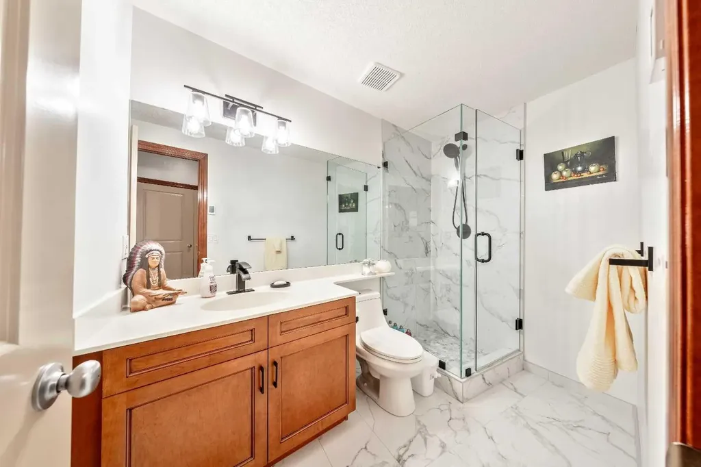 212 12a Street NE Calgary AB T2E 4R7