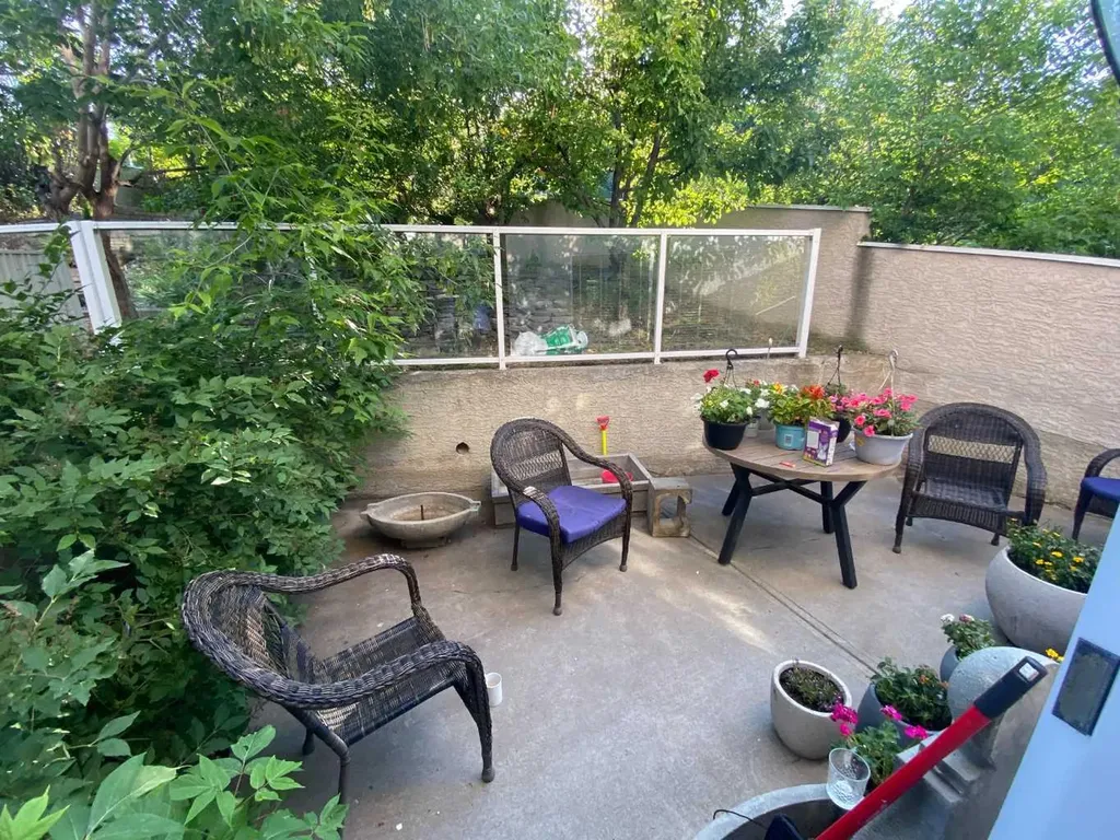 212 12a Street NE Calgary AB T2E 4R7
