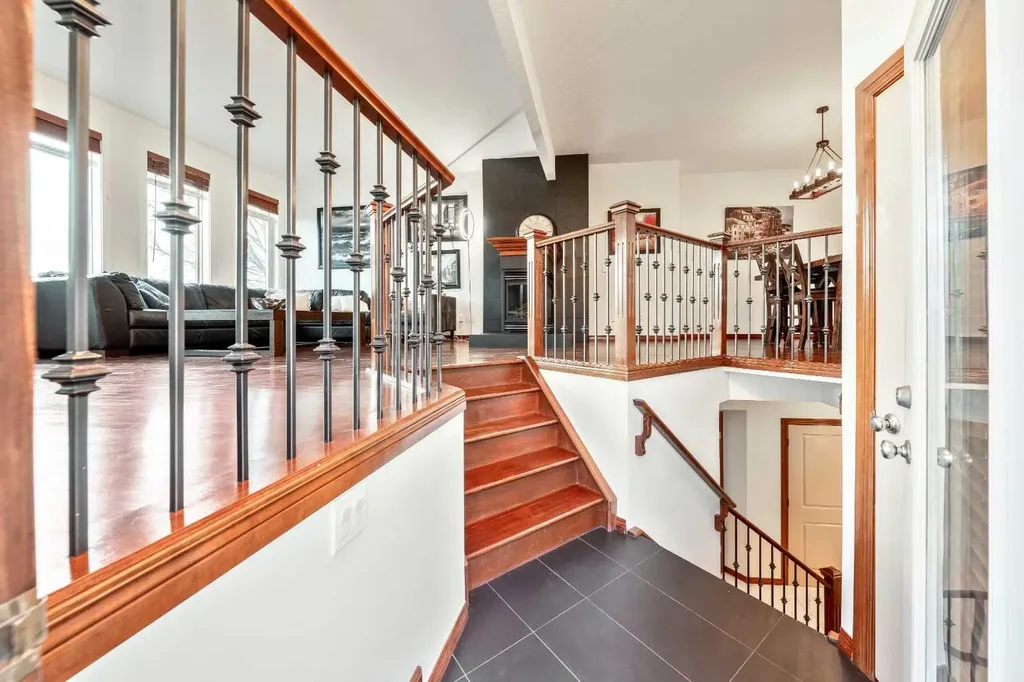 212 12a Street NE Calgary AB T2E 4R7