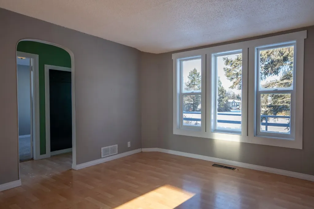 140 1st Street Edberg AB T0B 1B0