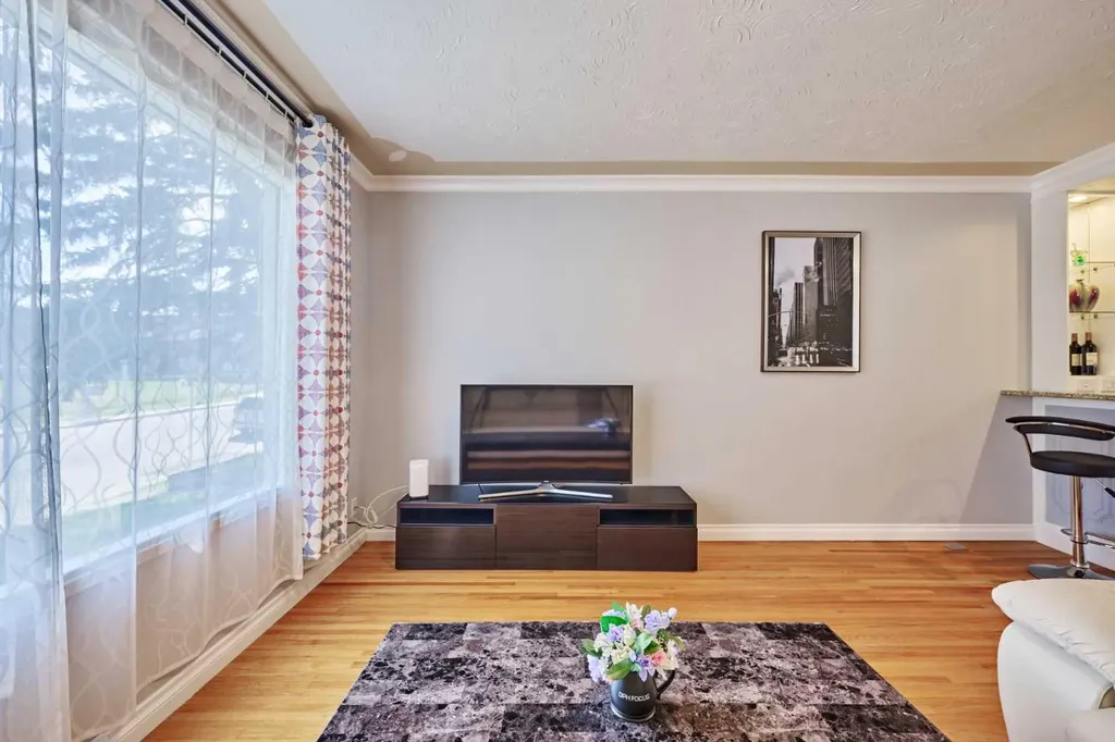 812A 69 Avenue SW Calgary AB T2V 0P3
