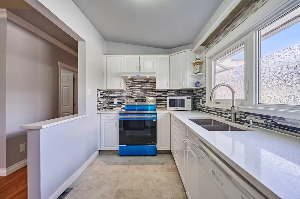 812A 69 Avenue SW Calgary AB T2V 0P3
