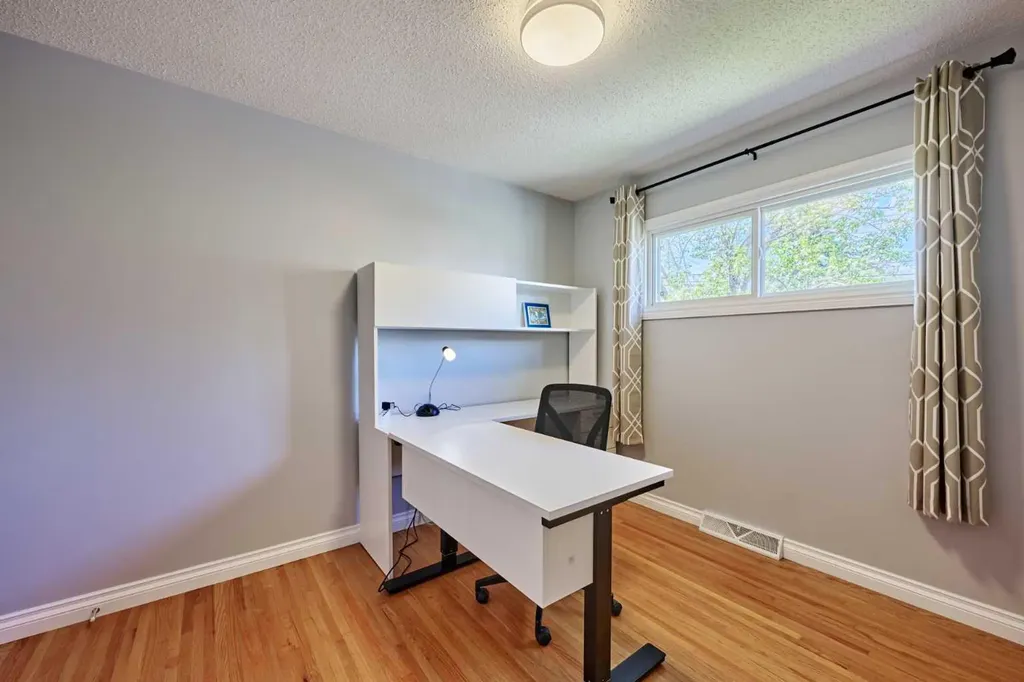 812A 69 Avenue SW Calgary AB T2V 0P3